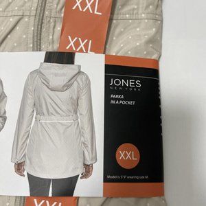 NWT Jones New York Ladies Lightweight Parka in a Pocket, Sand with Dots. XXL C63